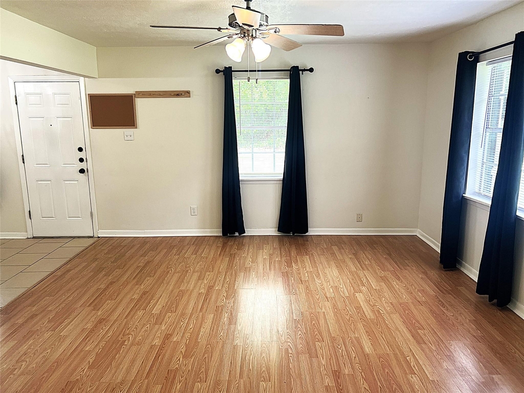 560 Beverly Drive - Photo 3