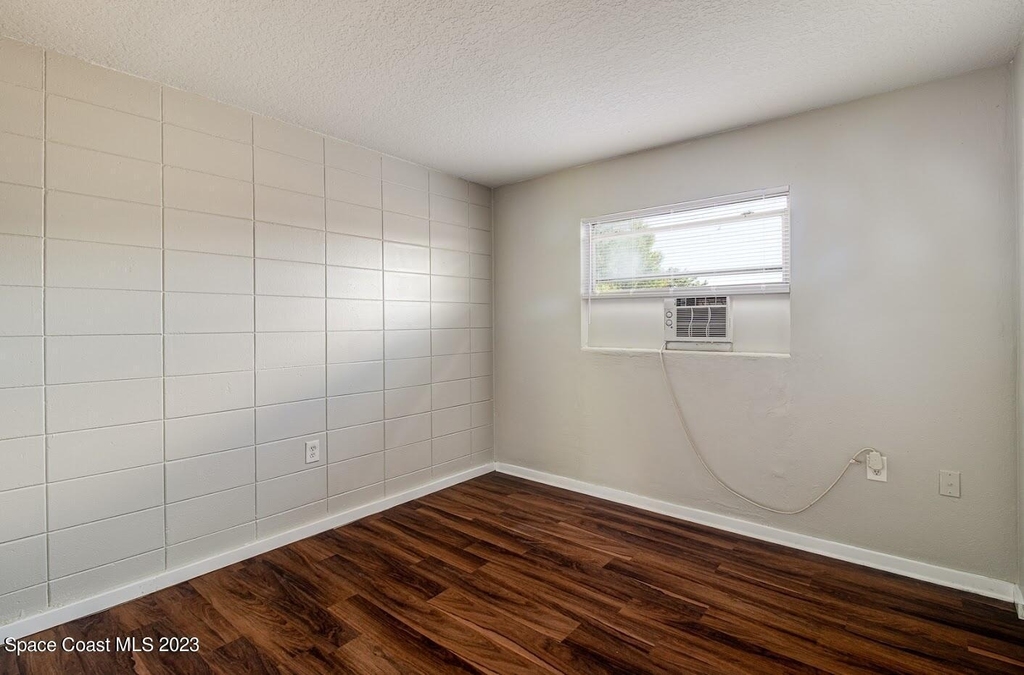 1343 W Point Drive W - Photo 5