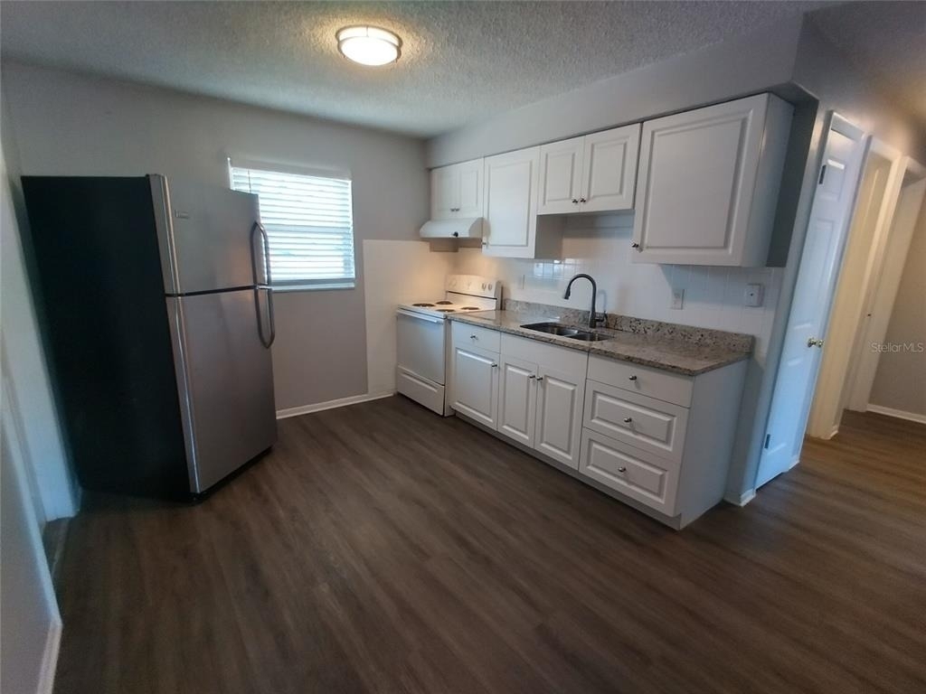 1388 Robin Hood Lane - Photo 2