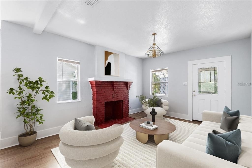 811 W Amelia Avenue - Photo 2