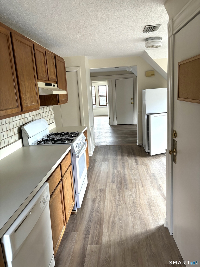1310 Stanley Street - Photo 3