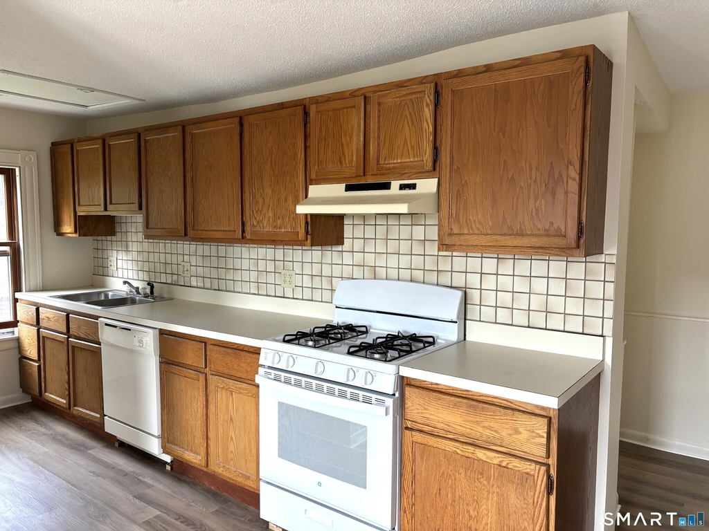1310 Stanley Street - Photo 2