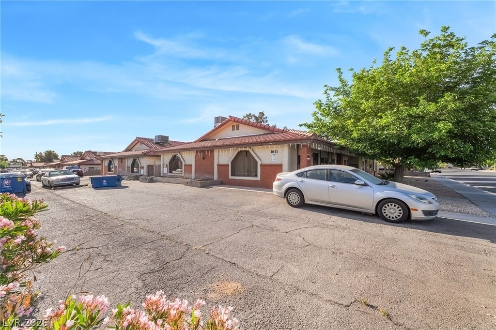 1611 E Harmon Avenue - Photo 3