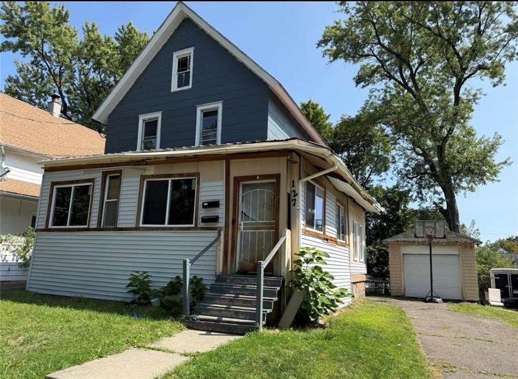 127 Burbank Ave - Photo 0