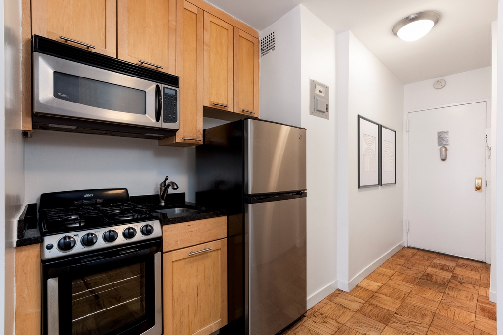 East 36th Street - Photo 4