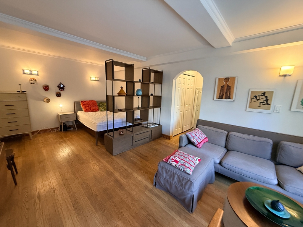 319 East 50th Street - Photo 6