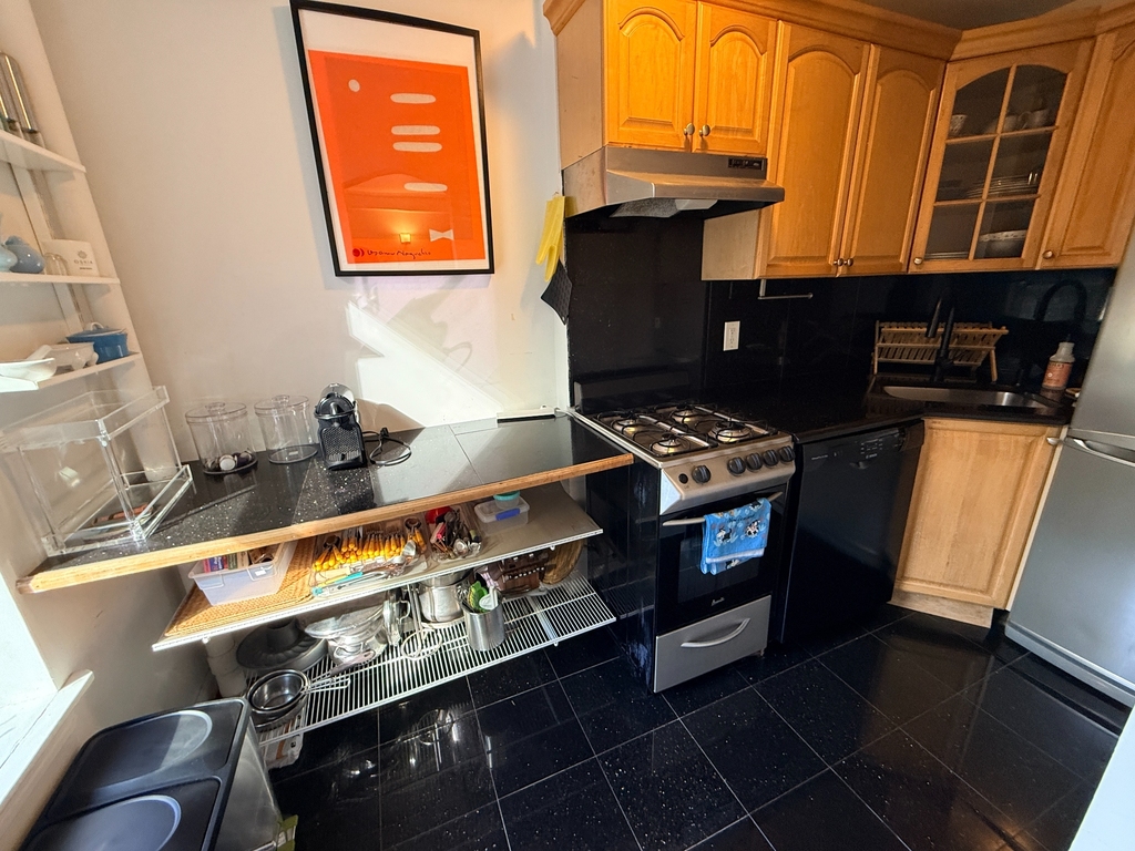 319 East 50th Street - Photo 3