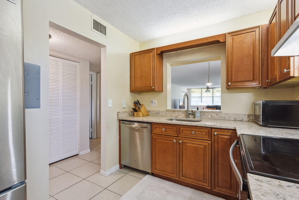 2825 Sw 22nd Avenue - Photo 12