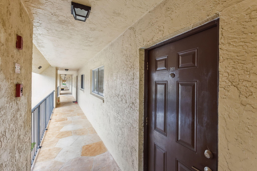 2825 Sw 22nd Avenue - Photo 5