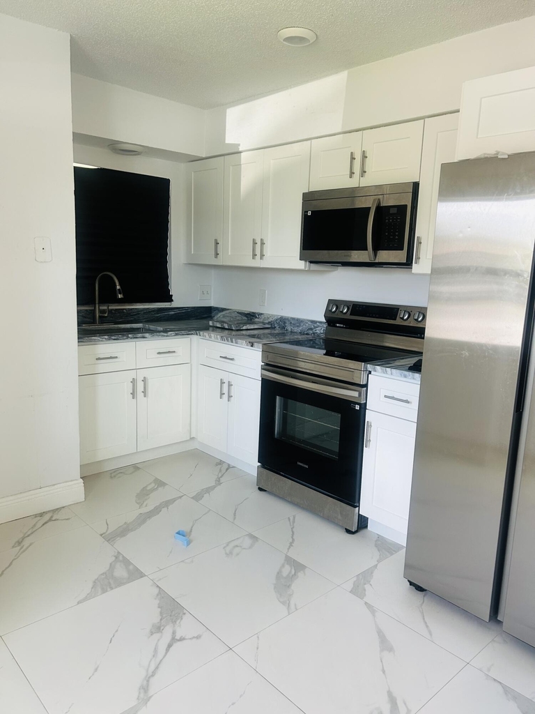 1471 Nw 20th Street - Photo 0