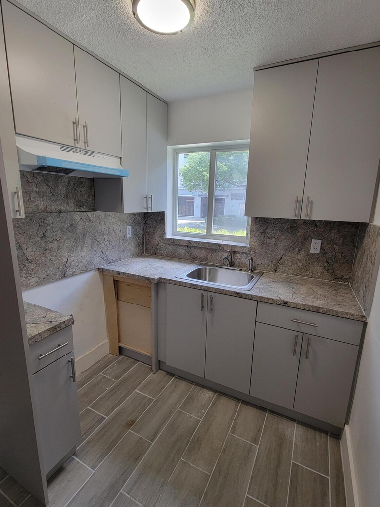 310 Nw 16th Avenue - Photo 2