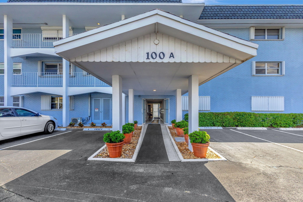 100 Shore Court - Photo 0