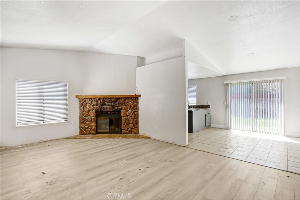 1142 W King Street - Photo 1