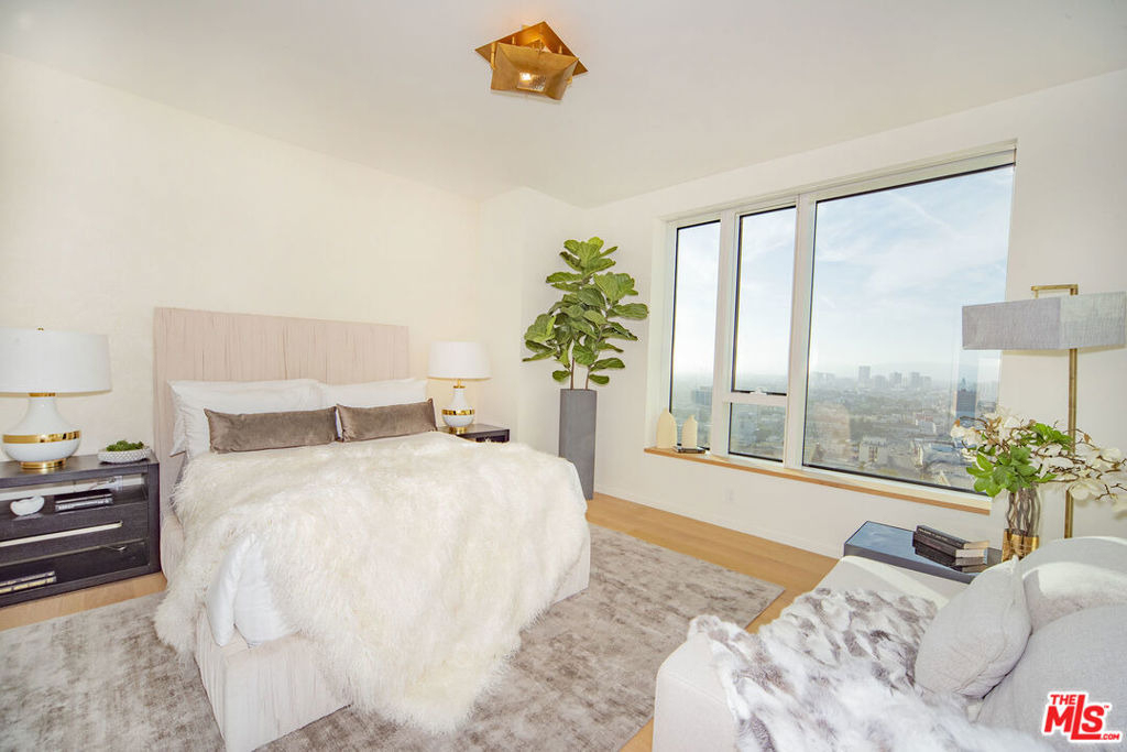 889 Francisco Street - Photo 2