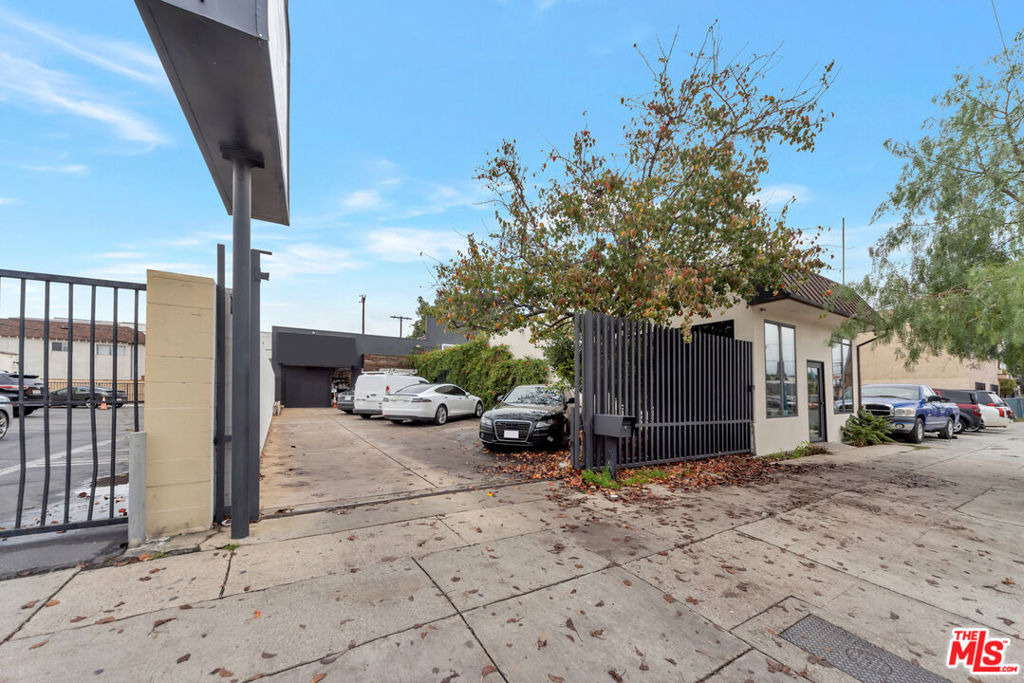 10835 Magnolia Boulevard - Photo 0