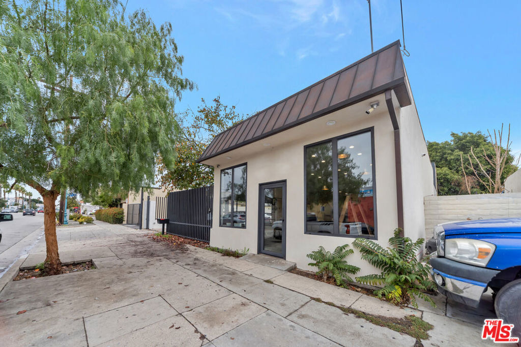10835 Magnolia Boulevard - Photo 1