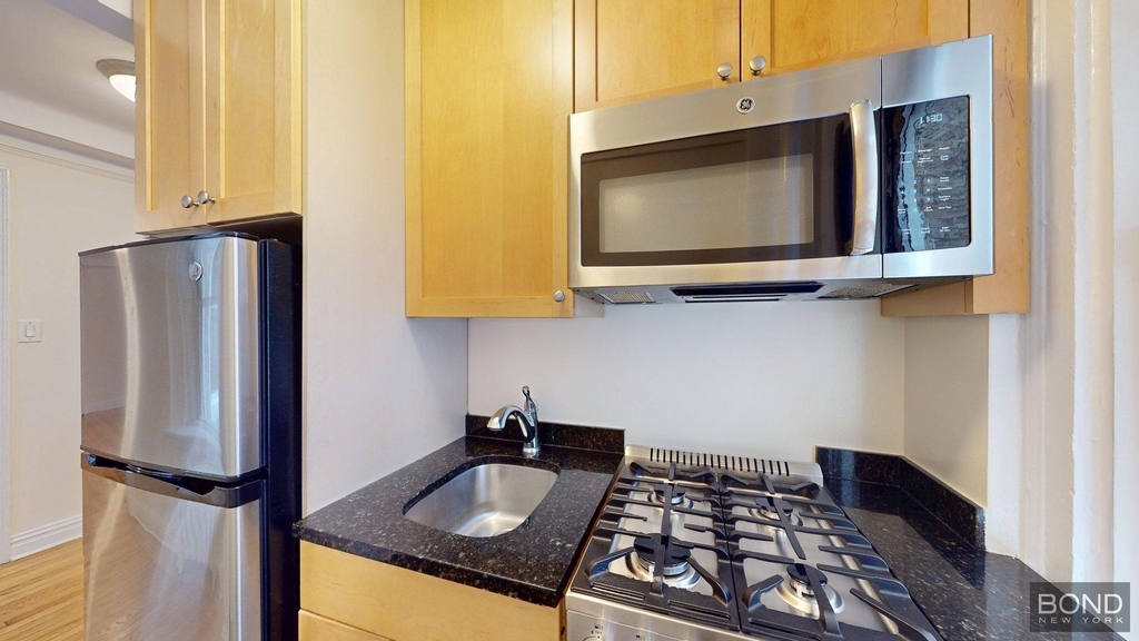 East 10th Street - Photo 1