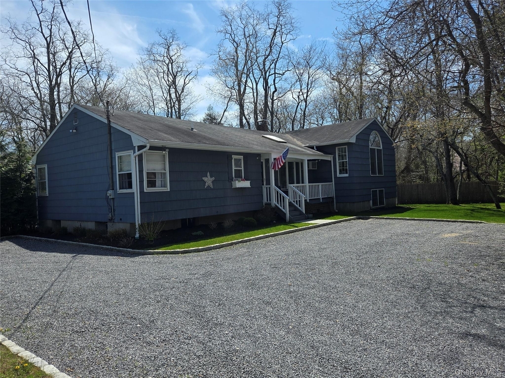 870 Noyack Road - Photo 0