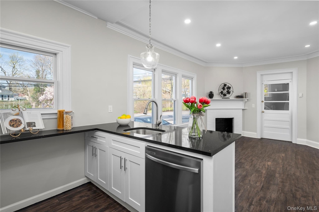 579 Broadway - Photo 2
