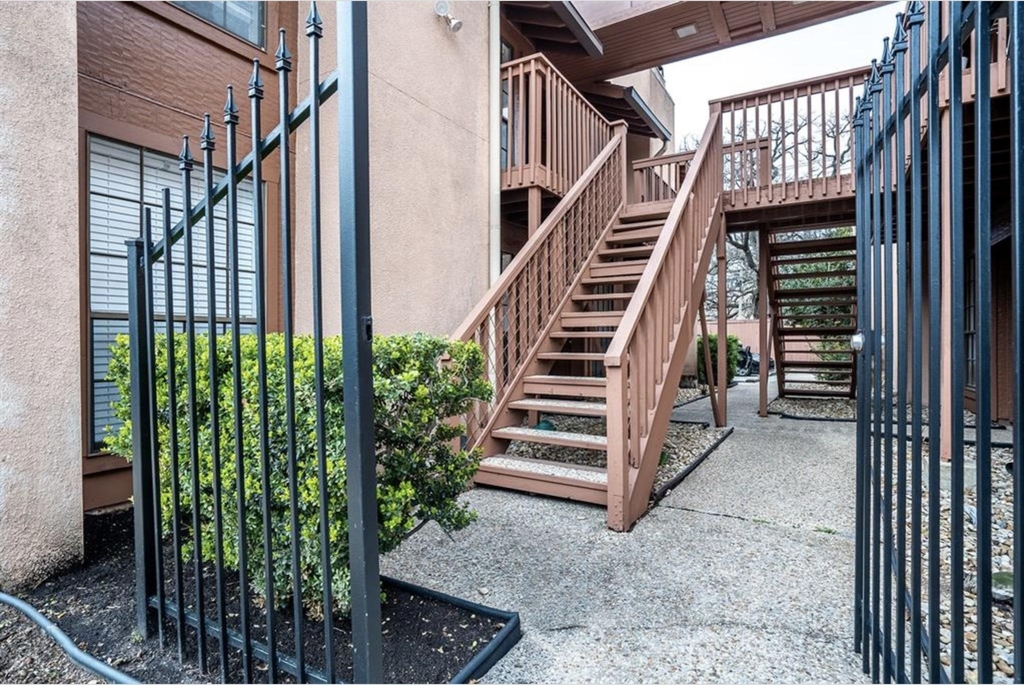 110 E 37th St - Photo 9
