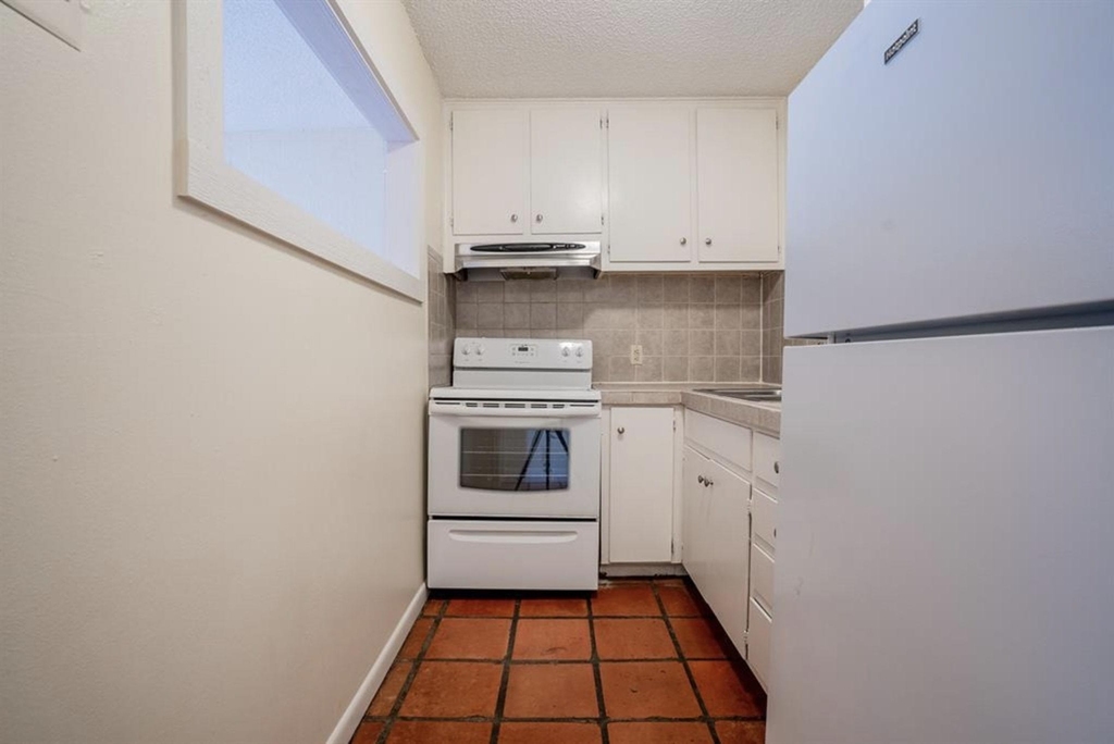 110 E 37th St - Photo 4