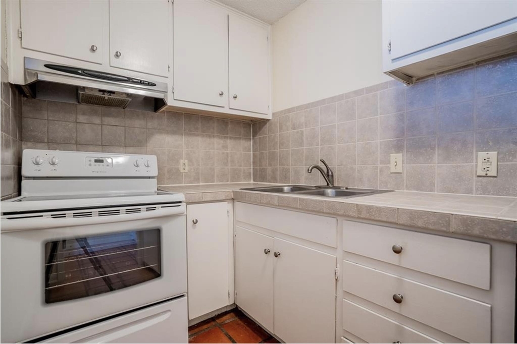 110 E 37th St - Photo 3