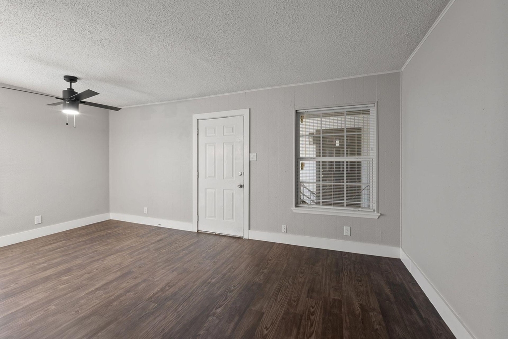 1220 W Anderson Ln - Photo 3