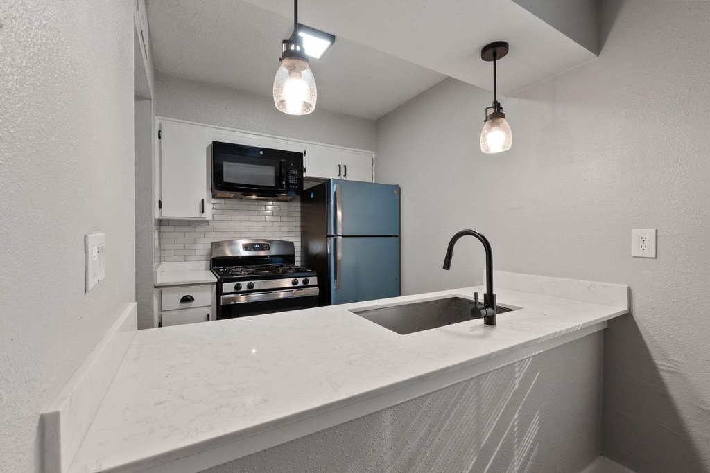 1220 W Anderson Ln - Photo 1