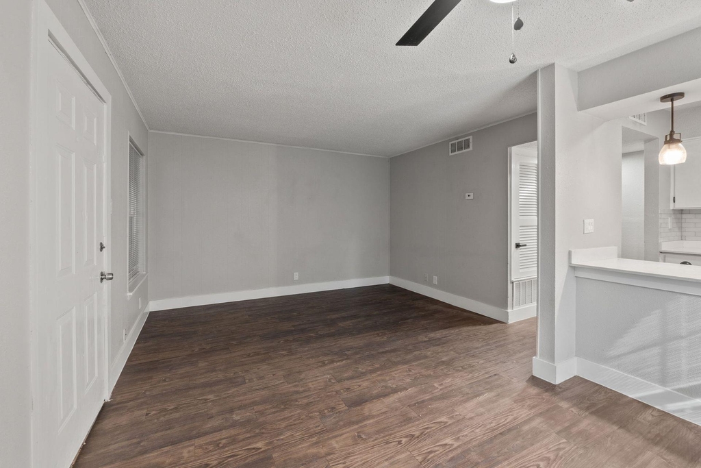 1220 W Anderson Ln - Photo 2