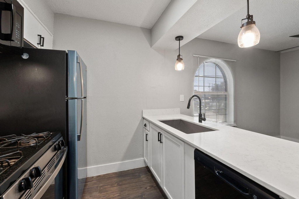 1220 W Anderson Ln - Photo 7