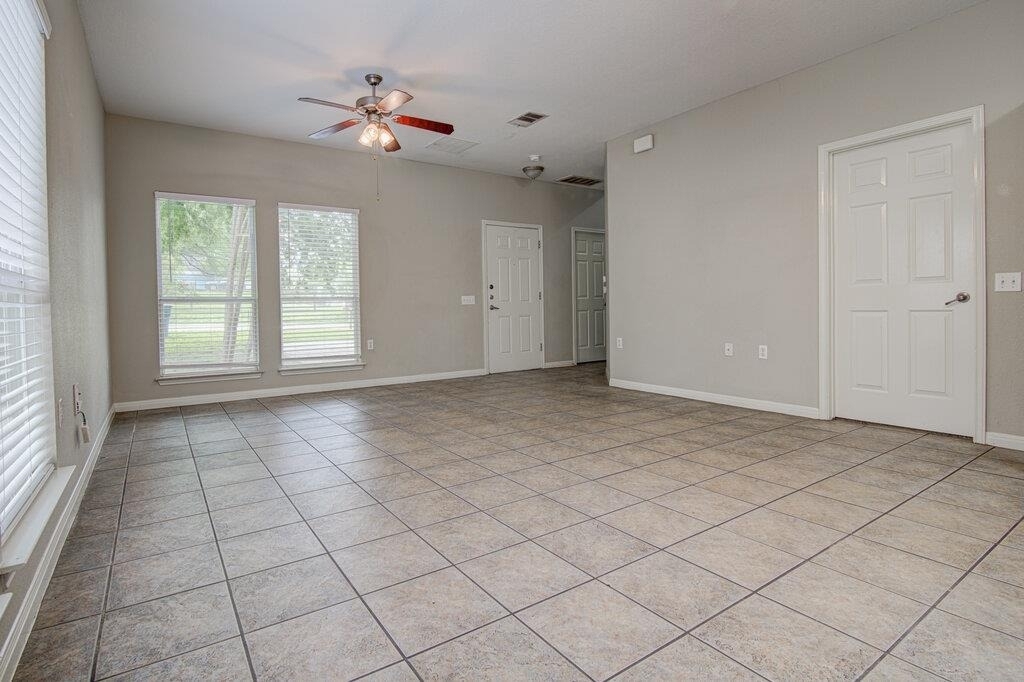 1702 Singleton Ave - Photo 0