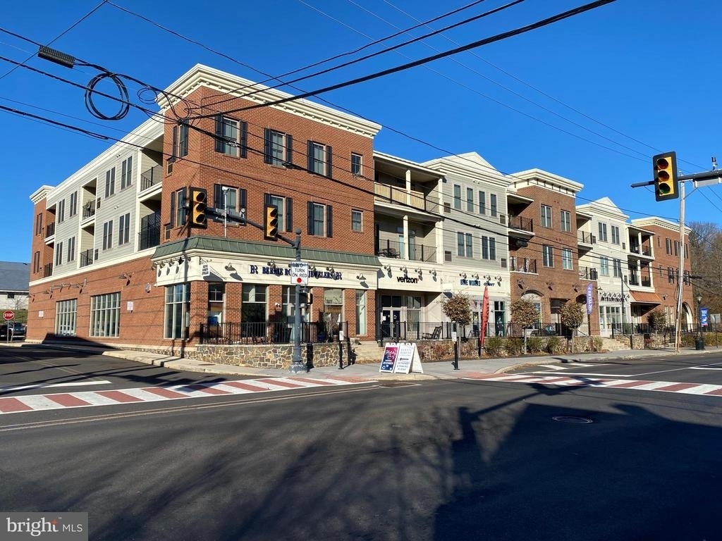200 N Sycamore Street - Photo 1