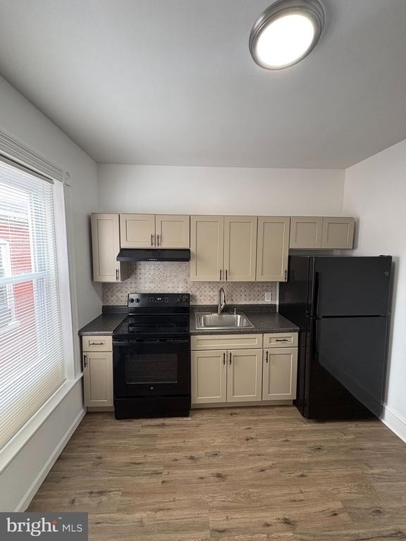 1372 Perkiomen Avenue - Photo 2