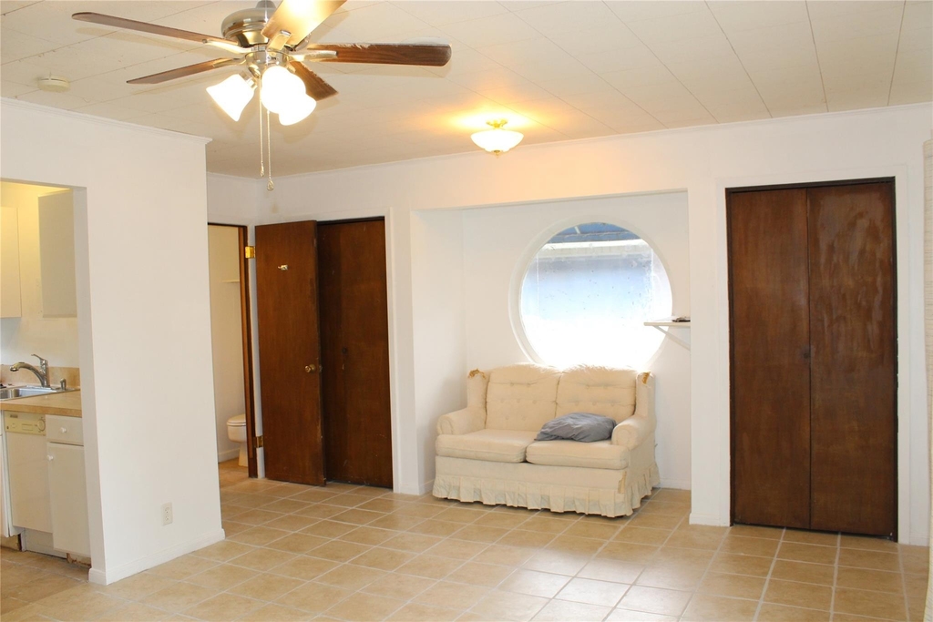 1010 W Live Oak St - Photo 2