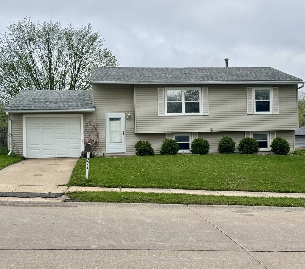 5556 N Thornwood Avenue - Photo 0
