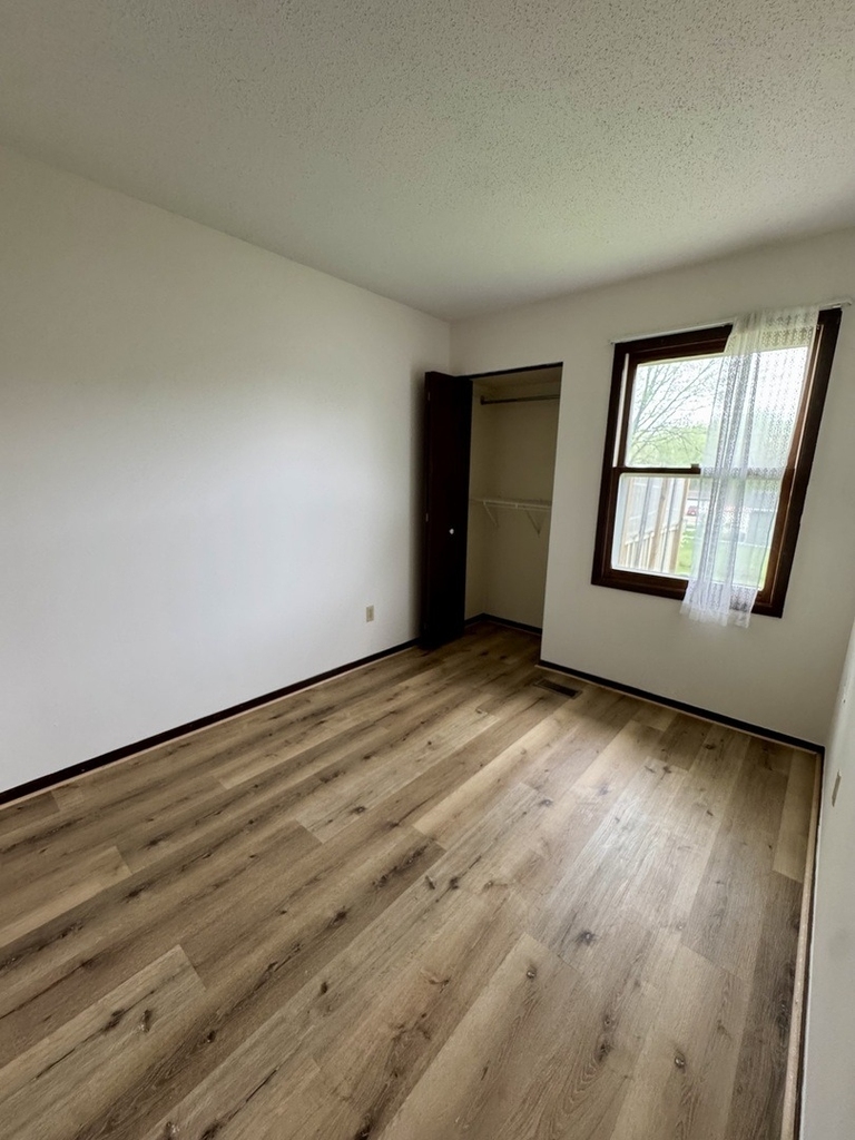 5556 N Thornwood Avenue - Photo 5