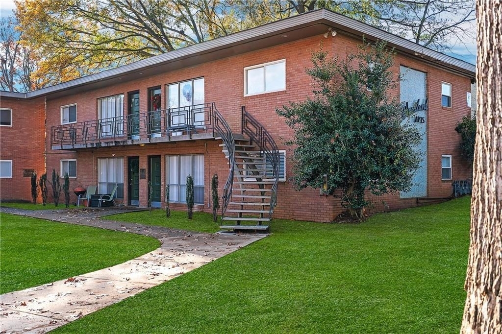 1135 Woodland Avenue Ne - Photo 2