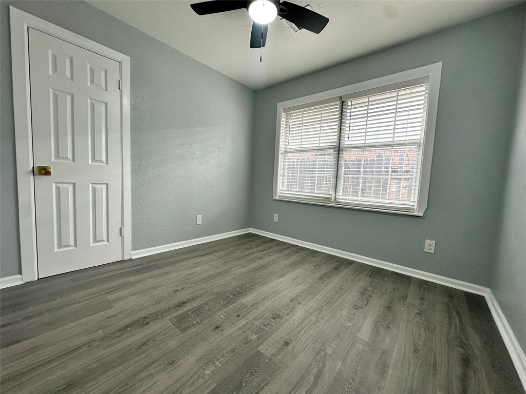 502 Avenue F - Photo 4