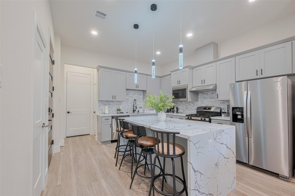 2909 Nagle Street - Photo 2