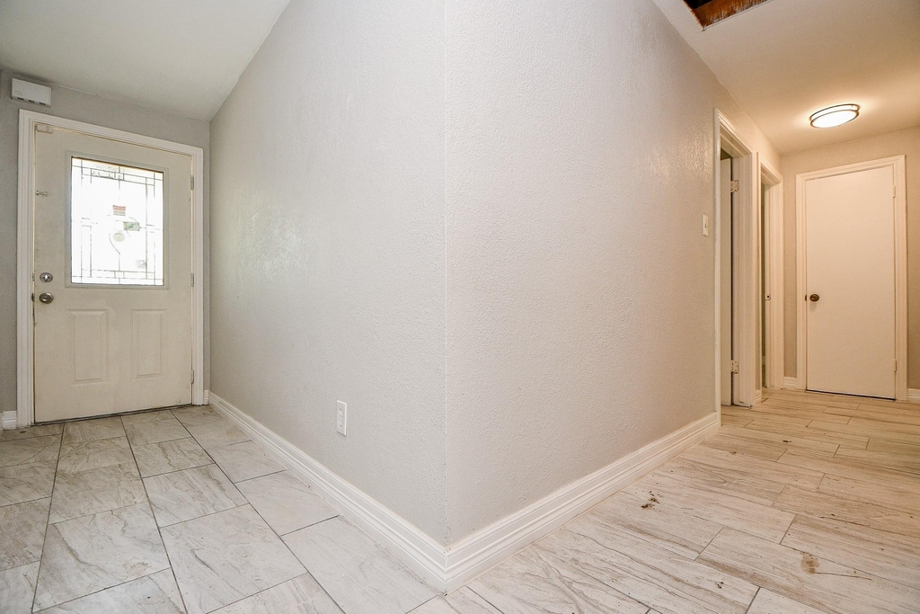 5811 Greencraig Drive - Photo 3