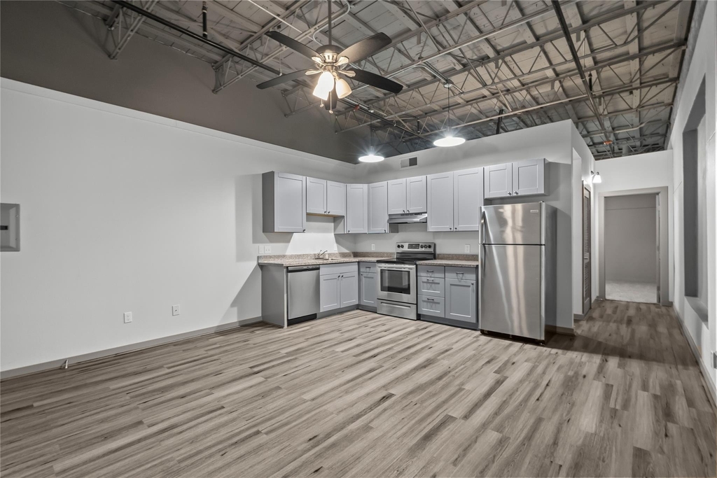612 W Texas Avenue - Photo 2