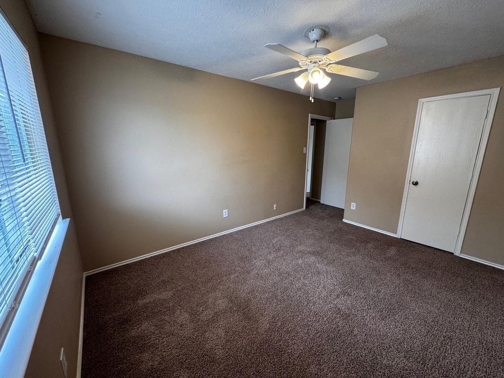 1411 Hallcroft Ln Lane - Photo 10