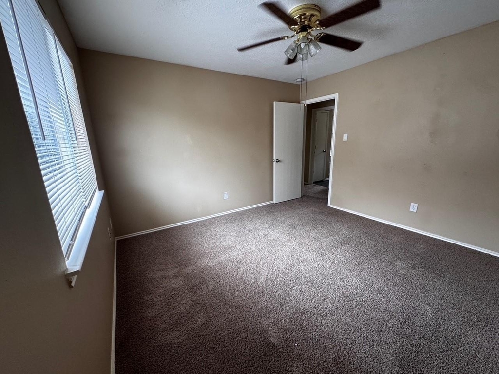 1411 Hallcroft Ln Lane - Photo 9
