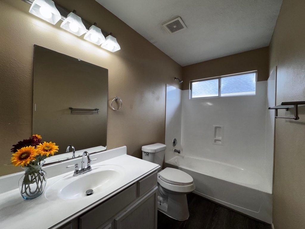 1411 Hallcroft Ln Lane - Photo 12