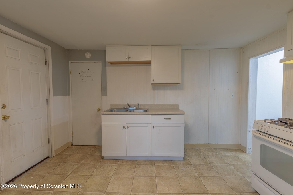 623 E Elm Street - Photo 8