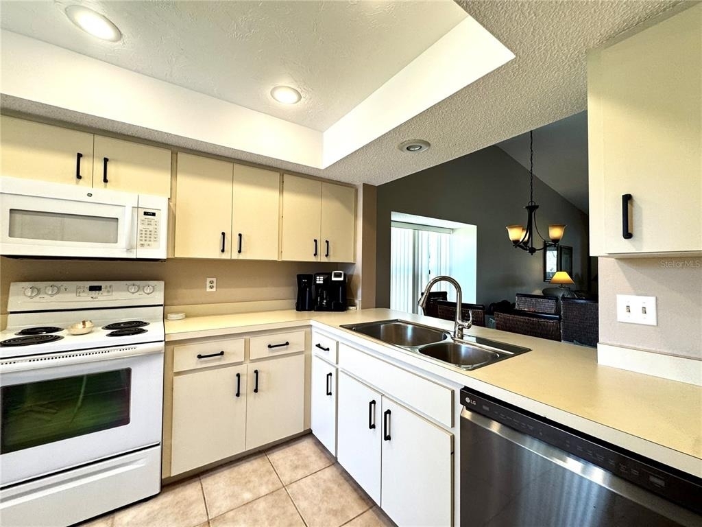 4644 Weybridge - Photo 12
