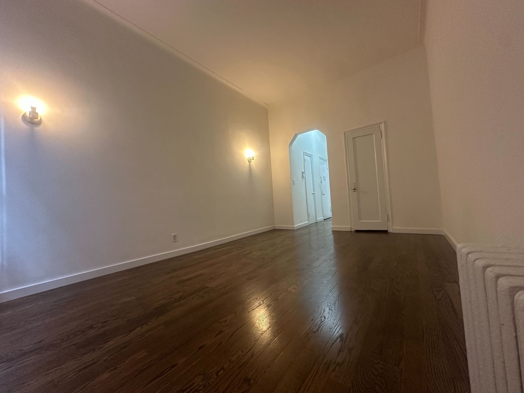 1st Avenue - Photo 1