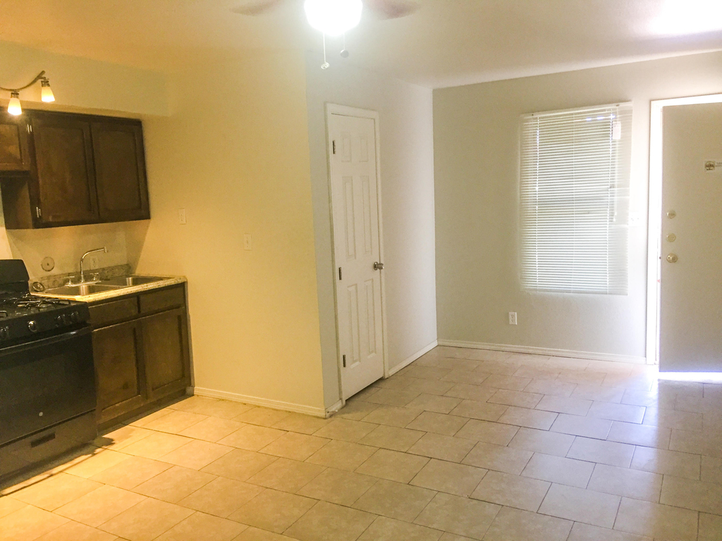 1654 Exeter Drive - Photo 4