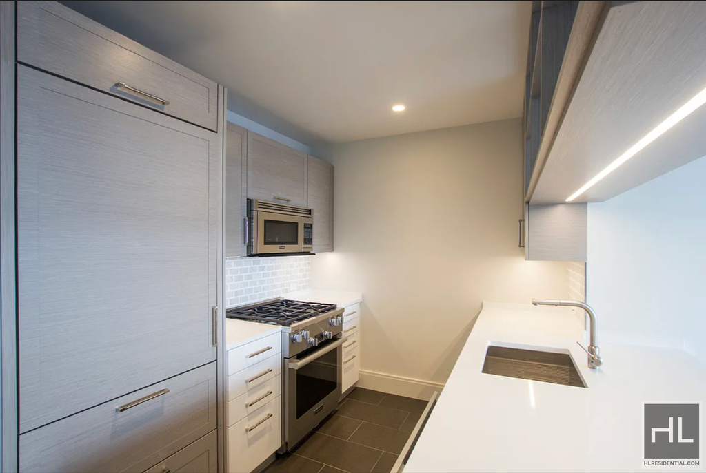 10th Avenue - Photo 2