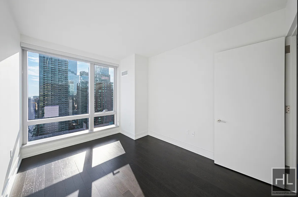 10th Avenue - Photo 3